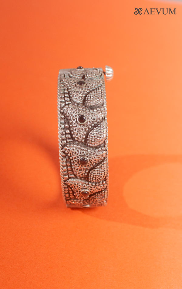 Silver Lookalike Kada with Black Stone - 8515 - AEVUM