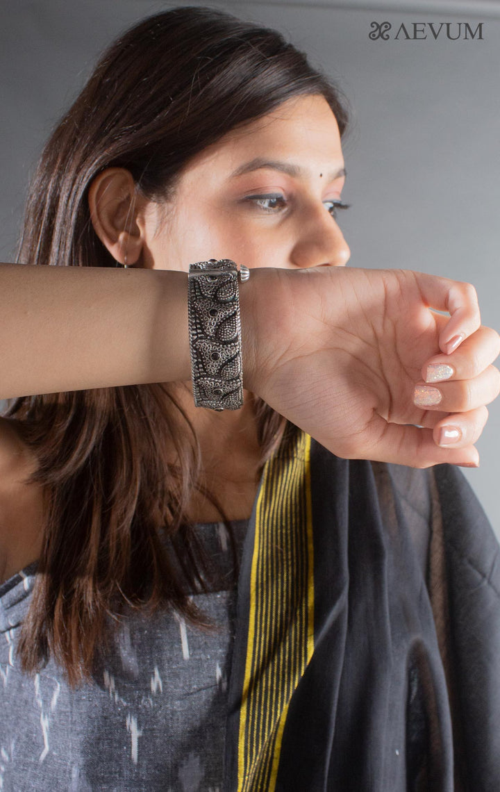 Silver Lookalike Kada with Black Stone - 8515 Jewellery AEVUM